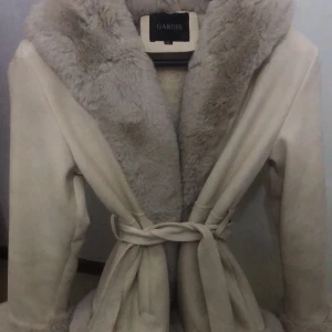 Garoff Jacka - Jag säljer min vita garoff jacka då den inte används, har haft den ett par gånger. Storleken är ”XL” men passar S/M.