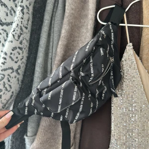 väska  - Perfekt väska att ha i sommar särkilt på festivaler o fester