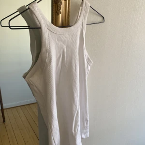 Linnen  - 2 baslinnen från h&m. Ett vitt och ett mörkblått. Båda för 50kr eller en för 30 kr 🫧