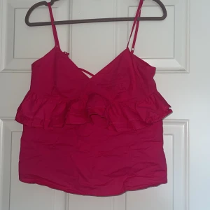 Supergullig rosa topp från stradivarius! Kommer inte till användning💓 oanvänt💓 - Rosa snygg topp till sommaren💓 kommer inte till användning då den aldrig använts❤️
