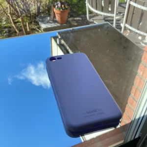 Mobilskal - Säljer mitt gamla mobilskal för iPhone SE/8/7 för att jag fått ny mobil💜 söndrig nere vid högtalaren därav priset 💜från holdit