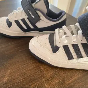 Fina adidas forum low i bra skick. Säljer då de är för små för mig. Storlek 36 2/3. Pris kan diskuteras💞💞