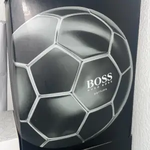 Hej har två fina nya oanvända Hugo boss fotbollar som jag vill sälja köpta inte så länge sen. Det är lite svårt att få tag på dom nuförtiden pris kan diskutera.
