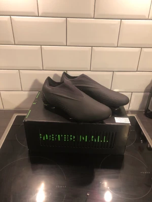 Adidas Fotbollsskor  - Adidas Speedportal + Limited editition                                 Nypris är över 3200                                  Aldrig använda, med låda.                                                         Pris kan sänkas vid snabb affär