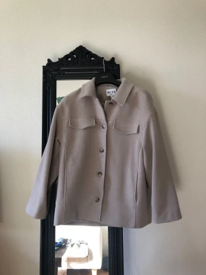 NA-KD vår skjort-jacka beige-brun - Bra för våren! NA-KD Skjort jacka beige-brun köpt något år sedan! Den är overzised och är lite för stor för mig så inte använd mer än en gång! Dock superskön och riktigt fin! Pris kan alltid diskuteras. Kan mötas upp i Lund och kanske i Malmö 