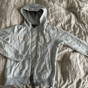 Zip hoddie GANT - Superfin zip hoddie från GANT. Dragkedjan går att öppna från båda hållen. Köparen står för frakten. 