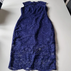 Klänning - Fin blå spetsklänning i storlek S.