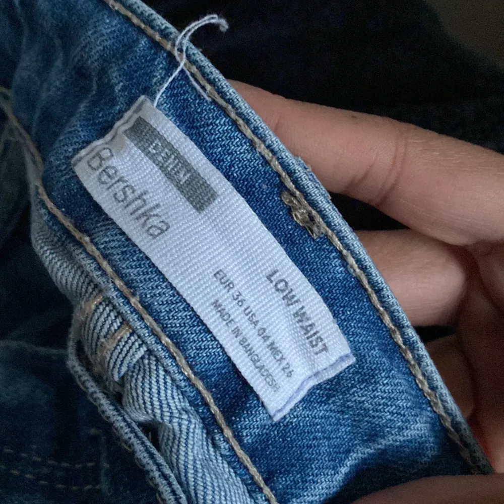 Jättefina jeans i low rise som är i väldigt bra skick. De är från  Bershka i storlek 36 och har ej tecken på användning. De säljs för att de är lite för tajta. . Jeans & Byxor.