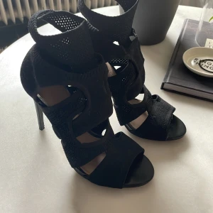 Klackar - Höga klackar från Zara i storlek 38. Inte använt på så länge och tycker de är för höga för min smak. Fint skick men det syns att de använts lite