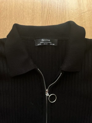 Tröja från bershka  - I mycket fint skick, stretchig och mjuk finstickad tröja. Svart i storlek S