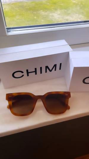 Säljar mina Chimi solglasögon i färgen havana modell 04 för att det inte kommer till användning längre💕🧡kan gå ner i pris vid snabb affär 