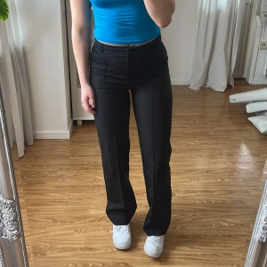Madlady kostymbyxor  - Säljer ett par svarta jättefina kostymbyxor i bra skick från Madlady i storlek 36, längd regular (jag är 169cm). 200kr+60kr i frakt. 🖤🖤