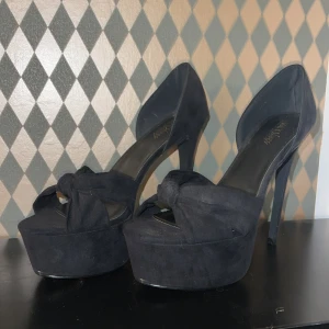Klackar i mocka imitation  - Höga klackar från Nelly aldrig använda endast provade inomhus. Klacken är 14cm platån cirka 5cm. Super fina och bekväma. 