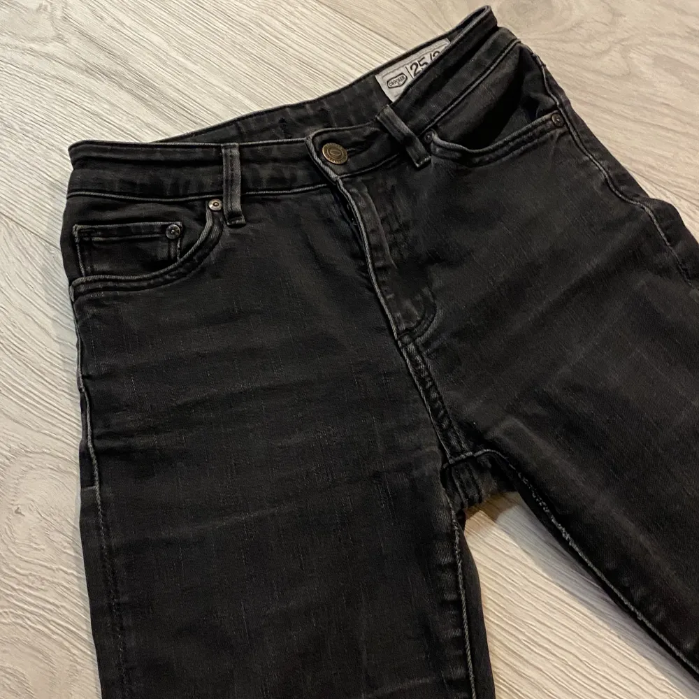 Säljer dessa svarta jeansen ifrån Crocker, i modellen pow flare🌸 Jag köpte dom på Sellpy för 2 år sen, men dom har tyvärr inte kommit till användning då dom är lite för korta! De är i storleken 25/34, men innerbenslängden är snarare 77-78cm, midjan 60cm💞. Jeans & Byxor.