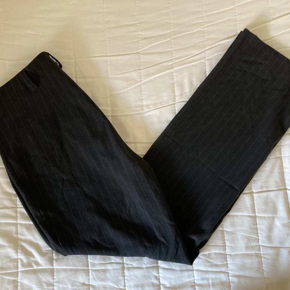 Jättefina svarta kostymbyxor som passar på mig som är 163 cm lång. Byxorna är i storlek 38 och skulle säga att de är true to size.  Skriv för fler frågor <3. Jeans & Byxor.