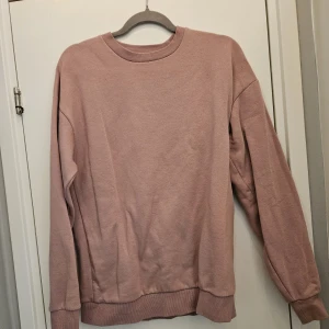 Sweatshirt  - 2st exakt likadana Sweatshirts. Enda skillnaden är att tvättlappen är bortklippt i den ena.  Endast använda ca 2-3 gånger. 65kr/st eller båda för 100kr