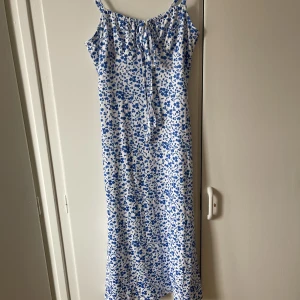 Klänning - Strl XS. Formar superfint! Inget att anmärka på. 