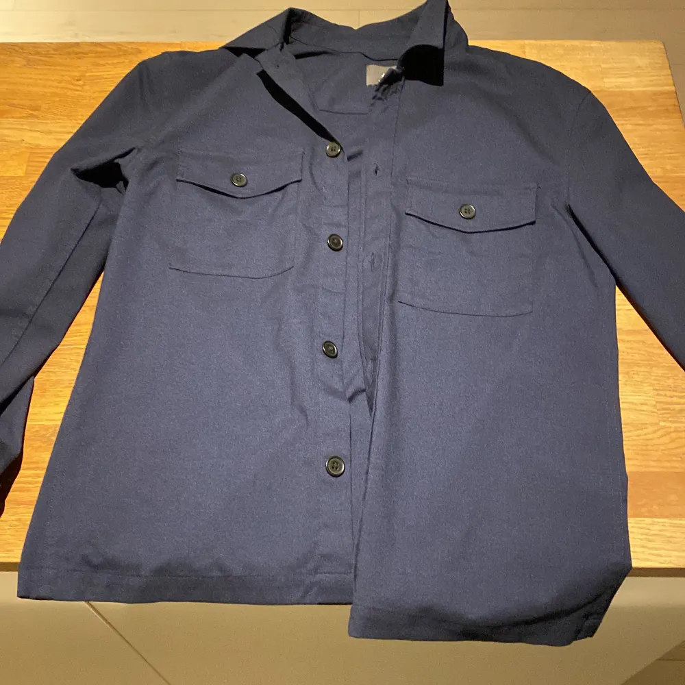 Marin blå overshirt. Köpt för 399kr. Säljs pga den inte används. Tröjor & Koftor.