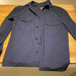 Marin blå overshirt. Köpt för 399kr. Säljs pga den inte används