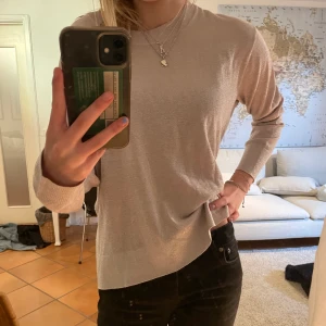 Glittrig tröja  - Superfin glittrig tröja, perfekt till fest och vardags❤️❤️ Strl M men passar bra på mig som har S 