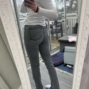 Zara jeans med slits - Jätte fina gråa zara jeans med slits!!!💕  ⚠️En hälla har rivits upp lite  Annars är de i bra skick 💕💕💕 Säljer via Swish, kund står för frakt  Mötas: Linköping, Motala, Borensberg💕💕