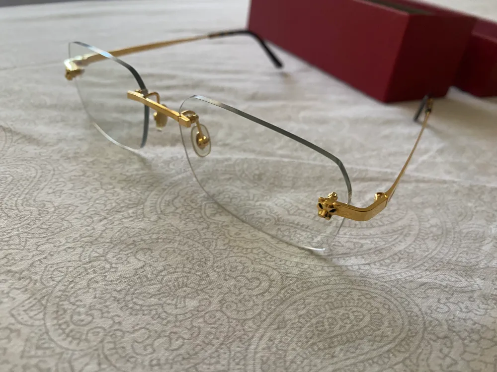 Hej, jag säljer unisex Cartier-glasögon med Panthere-versionen med smaragdgröna fotokromatiska linser. Glasögonen inkluderar lådan och alla dess tillbehör. Sälj dem för 700 euro, förhandlingsbart. Kontakta mig för mer information.. Accessoarer.