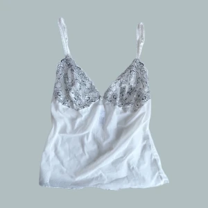 Y2K Topp - Jättesött linne i meshliknande material. Storlek 40 men passar mig som vanligtvis bär överdelar i strl XS/S eller 34/36. Fint skick, köpt secondhand! 🤍