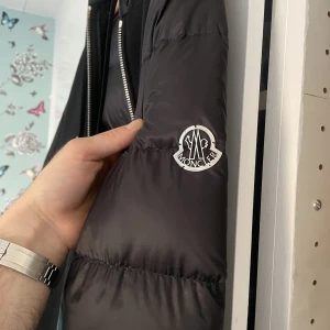 Moncler Tröja/jacka - Unik Moncler tröja/jacka. Storlek M. Bra skick 9/10. Modellen är lång och passar dig som har strl M
