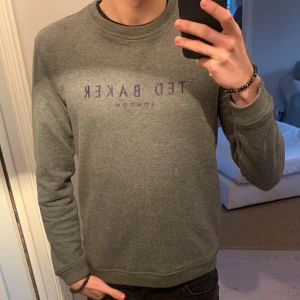 Ted baker tröja - Säljer denna snygga Ted Baker tröja! Som nyskick! Köpt för 900kr i London!
