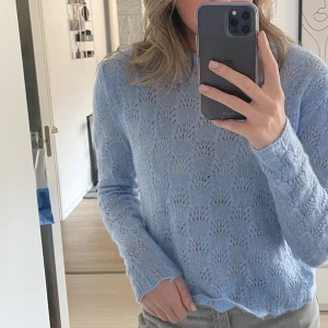 Stickat tröja  - Säljer denna tunt stickade tröjan från Mango! Jättefin färg perfekt till sommaren💖