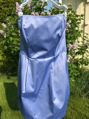 Lavendelfärgad bandeau-klänning - Bandeauklänning i lavendel från Vila, strl S