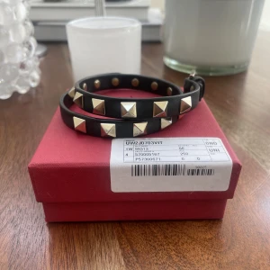 Valentino Rockstud Double bracelet - WTS Valentino Double rockstud bracelet i svart och guld. Skick 7-8/10 general wear (slitet på insidan men inget som syns när den används) se bild 3. Tar inga byten!.  Nypris 3400kr Bin: 1500kr Kan fraktas.