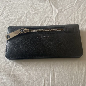 Plånbok från Marc Jacobs - Jättefin plånbok från Marc Jacobs.  Sparsamt använd och i jättefint skick! 