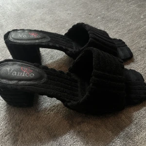 Svarta klackar - Svarta klackar i storlek 38, stora i storleken passar 39🖤