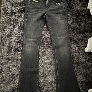 Dessa as snygga Diesel Industry jeans är helt oanvända. Ursprungspris 1200kr.  Low waist  Storlek 26