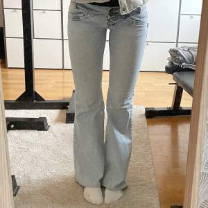 Mina favorit jeans som jag tyvärr måste sälja för behöver pengarna! Midjemått tvärs över: 37cm Innerbenslängd: 76cm Kan mötas i centrala och södra Stockholm!  Köp direkt för 450!!🤩🤩