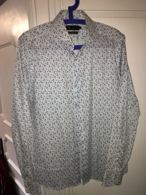 Riley skjorta - En Riley skjorta som är använd en gång i mycket fint skick