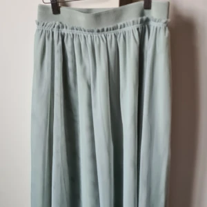 Mintgrön lång tyllkjol från h&m - Använd fåtal gånger, har en liten fläck som säkert går att få bort i tvätten