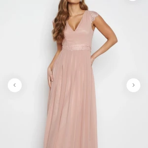 Långklänning stl 36 - Ljusrosa långklänning. Storlek 36, passar en 38 med. Använd en gång. Som ny.