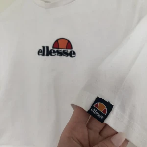 Ellesse topp - Crop top från Ellesse i storlek US10/UK14, passar mig som är s/m.