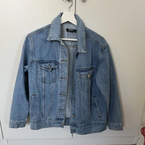 Jeansjacka - Säljer min jeans jacka då den ej kommer till användning💞köpare står för frakt!!