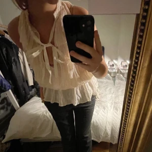 By Malene birger topp - Sååå fin topp från By Malene birger i jättefint skick 💕 möts upp på Östermalm eller fraktar (bild 1&2 lånad)