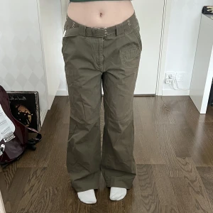 Baggy cargobyxor - Gröna baggy cargobyxor fråm Amica. Midjemått: 82 cm. Innerbenslängd: 76 cm. Hon på bilderna är 167 cm. Skriv privat för mer bilder! 💗 