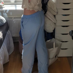 Blå linnebyxor - Superfina blåa linnebyxor, älskar dessa😍😍 Säljes endast då de är för korta på mig (176cm). Aldrig använda, nyskick. Superfina till sommaren. Storlek L bedömmer själv dem till M. Ord pris ca 300. Hör av dig vid frågor/funderingar alt fler bilder🥰