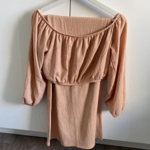 Sett - Säljer ett helt oanvänt sett från Nelly med etikett på. Toppen är off shoulder och settet är köpt för 499kr. Storleken är M men passar även en S då toppen är väldigt kort och byxorna mindre i midjan.