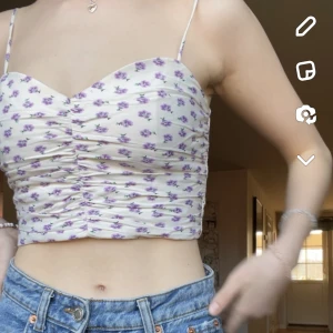 Topp Zara - Fin topp från Zara i XS 💜 Lite använd då jag lidit av en ätstörning och vuxit ur den! 