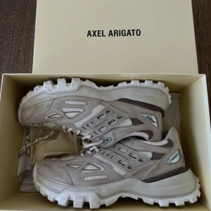 Axel arigato  - Axel arigato marathon runners i str 43 men passar som 42   Har använts fåtalgånger, finns lite fläkar på sulan 