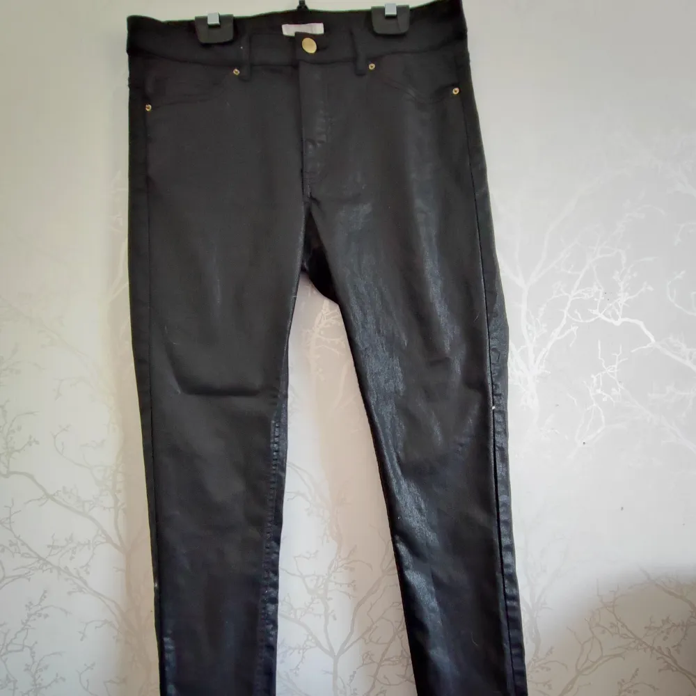Svarta byxor strl 40 med stretch . Jeans & Byxor.