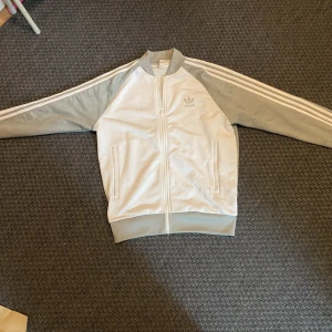 Adidas  - Adidas kofta strolek M, vit, grå/silver, pris kan diskuteras. Hör gärna av dig vid frågor och funderingar. Skick 8/10 