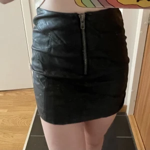 Storlek S/XS - Kort skinnkjol som är lite för tajt för mig så skulle säga XS men funkar ändå på S